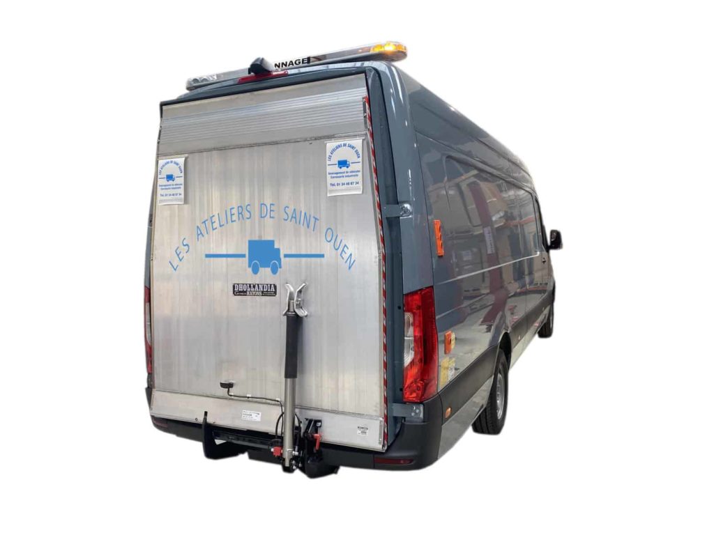 mercedes sprinter avec rampe a défilement avec hayon de chargement et caméra de recul