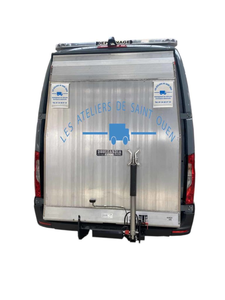 mercedes sprinter avec rampe a défilement avec hayon de chargement et caméra de recul