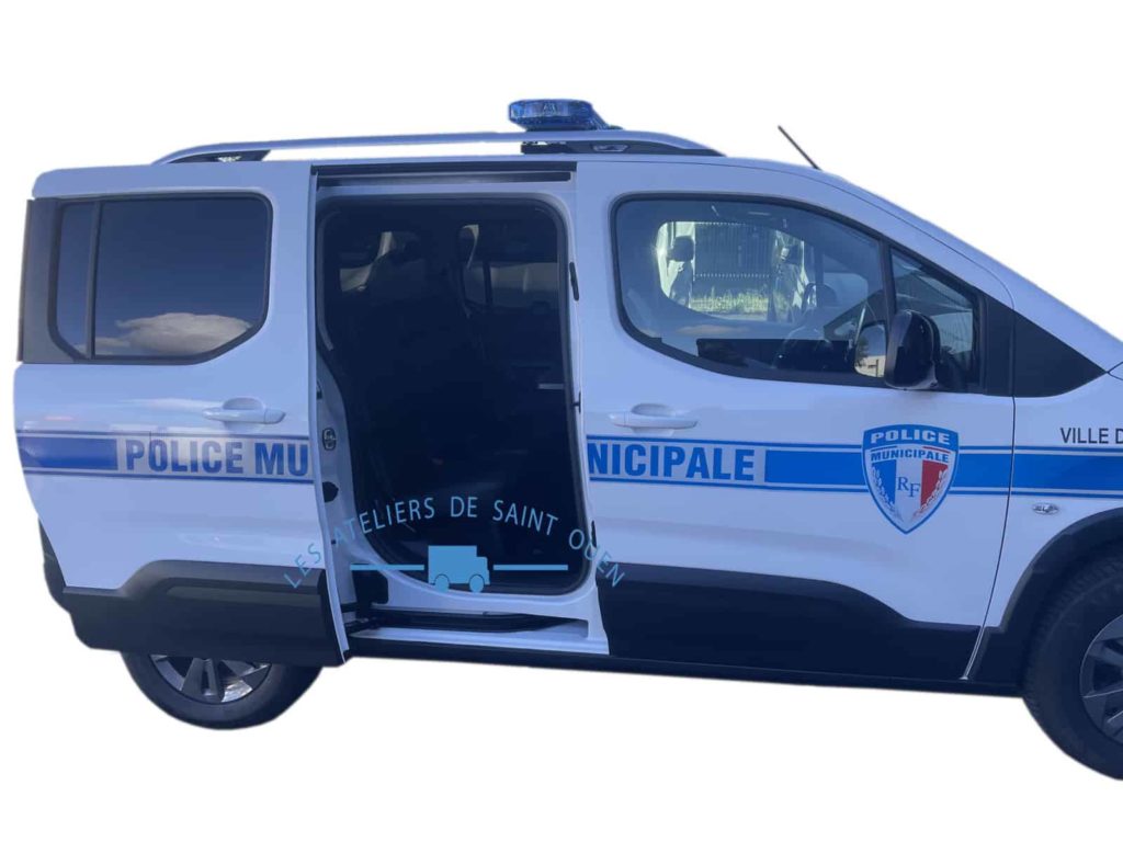 peugot rifter police municipale avec gyrophare bande réfléchissante housse vitre teinté