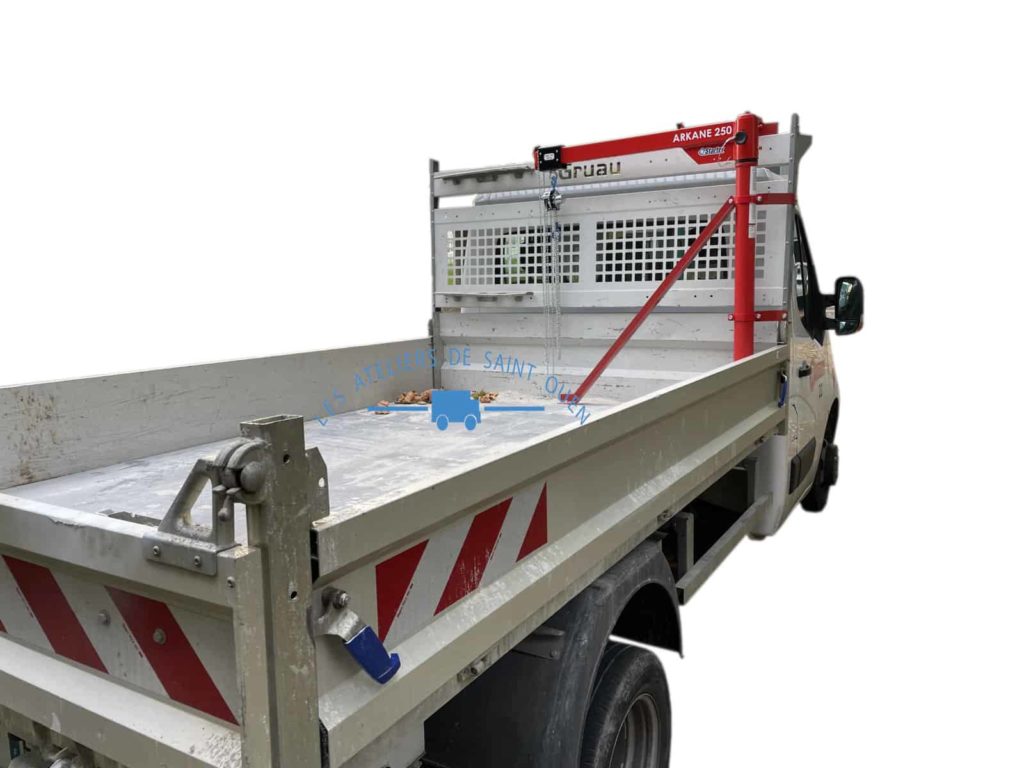 Aménagement plateau jpm avec gyrophare et potence de chargement