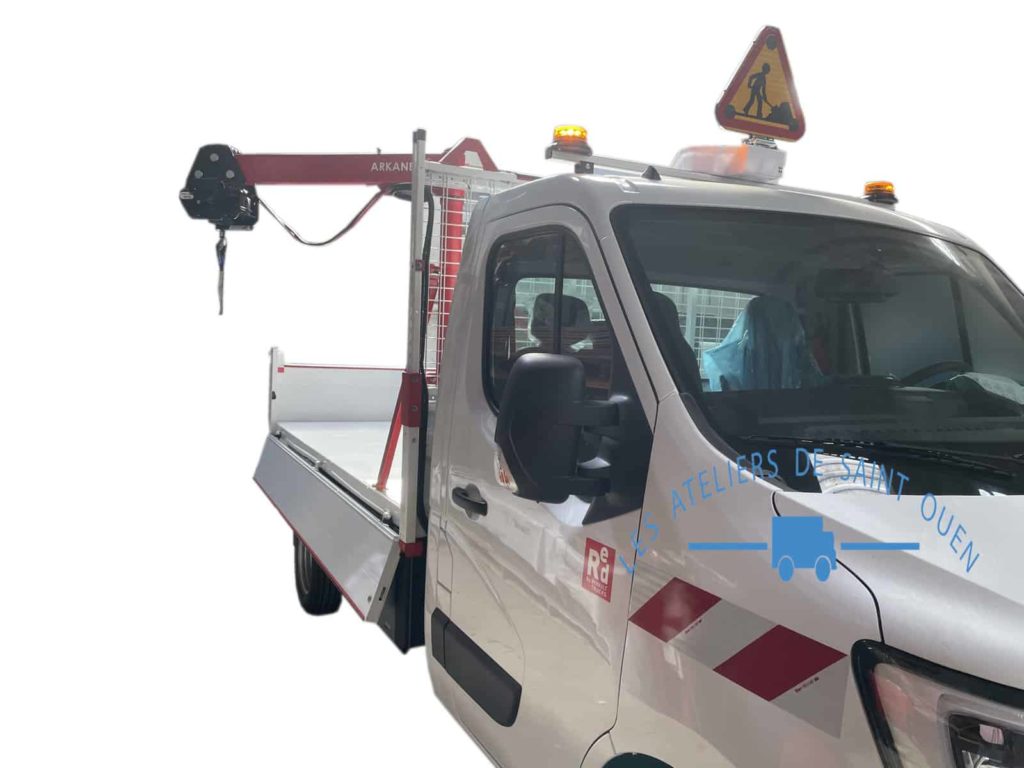 Aménagement plateau jpm avec gyrophare et potence de chargement