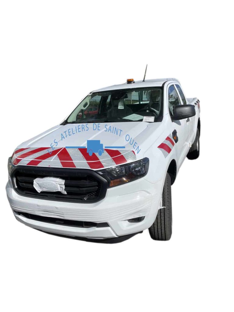 ford ranger avec gyropahre et bande réfléchissante