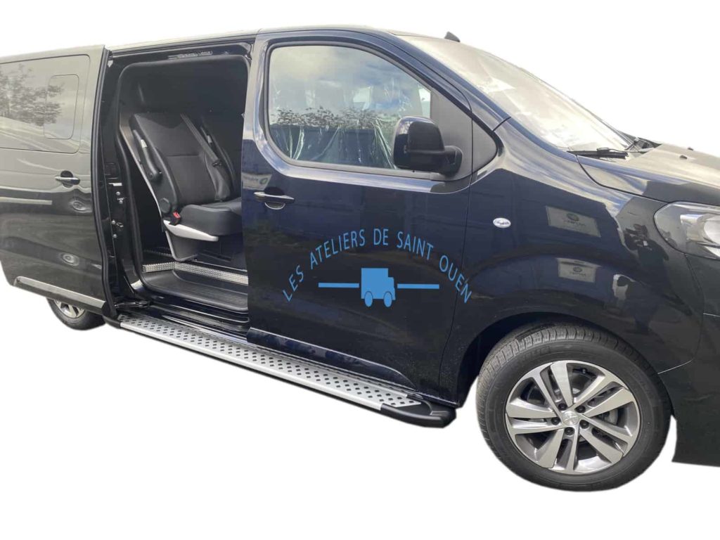 peugeot expert équipé d'une cabine approfondie 3 places, cloison de séparation. Marchepied latéraux en inox