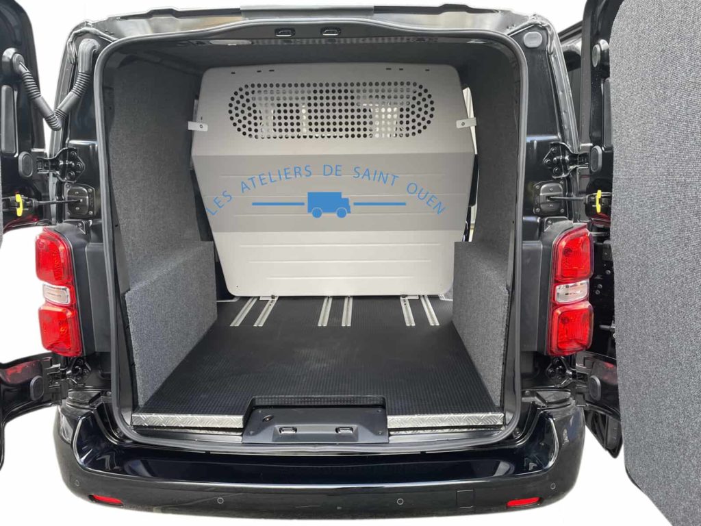 peugeot expert équipé d'une cabine approfondie 3 places, cloison de séparation. Partie chargement habillé en bois contreplaqué avec un revêtement moquette