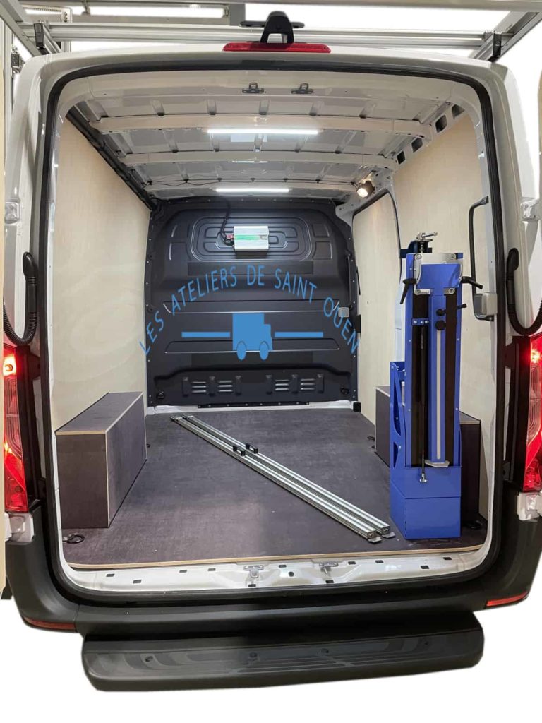renault master équipé d'un habillage bois avec plancher antidérapant ainsi que d'un établi repliable