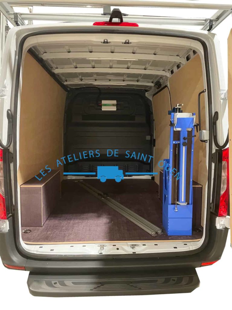 renault master équipé d'un habillage bois avec plancher antidérapant ainsi que d'un établi repliable