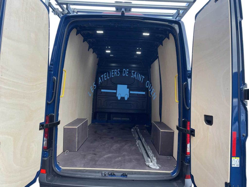 man tge équipé d'un habillage bois avec plancher antidérapant