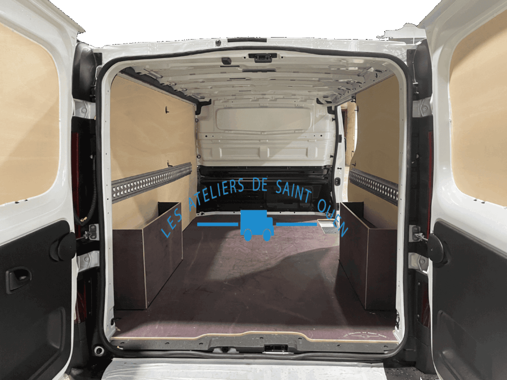 renault trafic équipé d'un habillage bois avec plancher antidérapant ainsi que des rails d'arrimage
