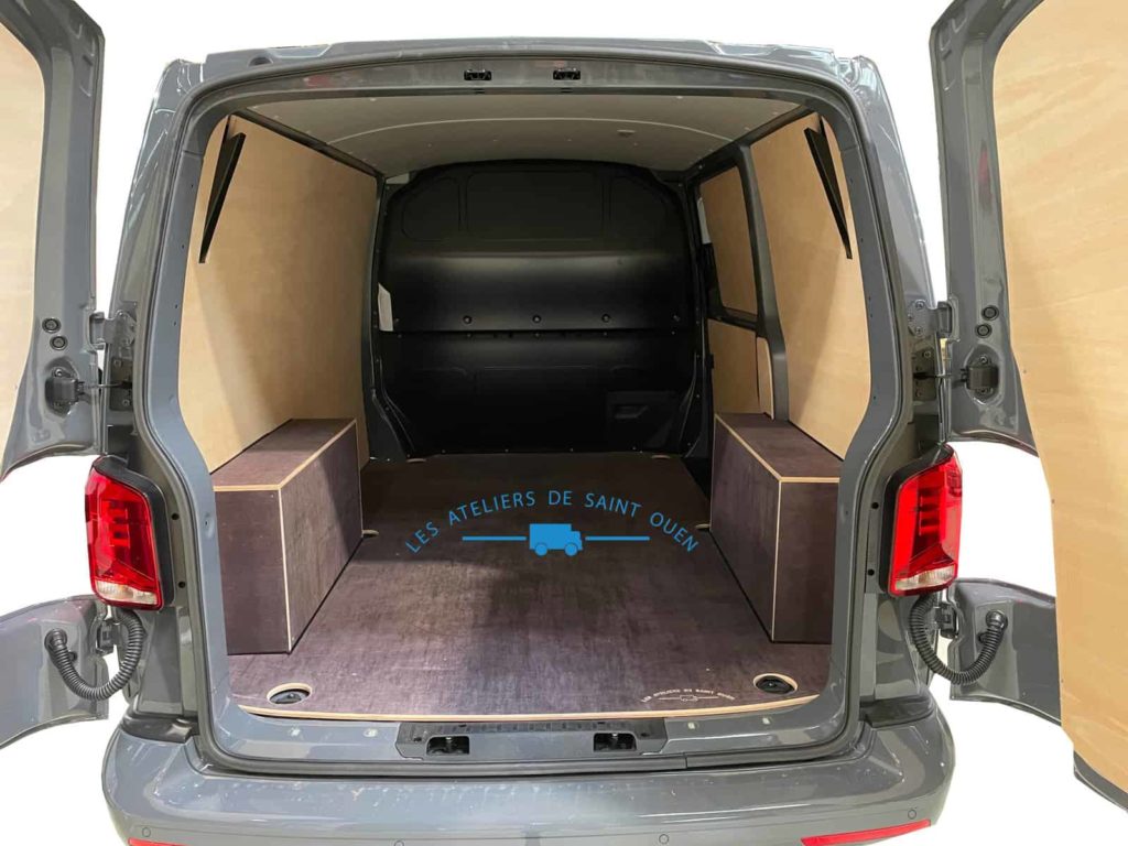 volkswagen t6 équipé d'un habillage bois avec plancher antidérapant