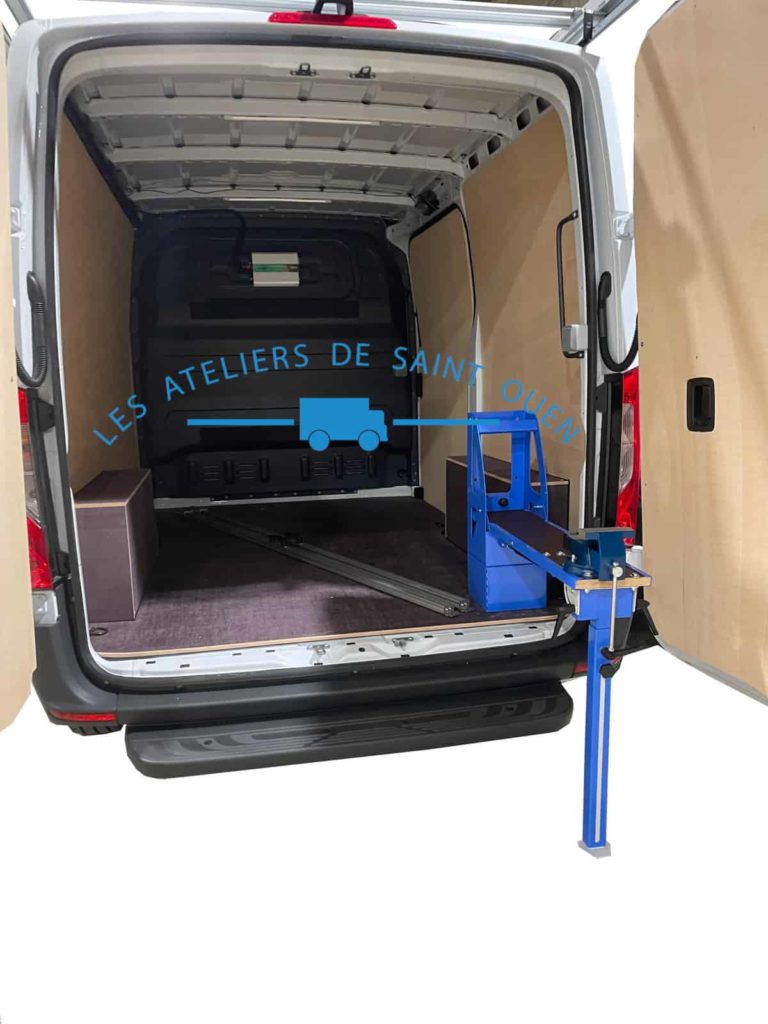 mercedes sprinter équipé d'un habillage bois avec plancher antidérapant ainsi que d'un établi repliable