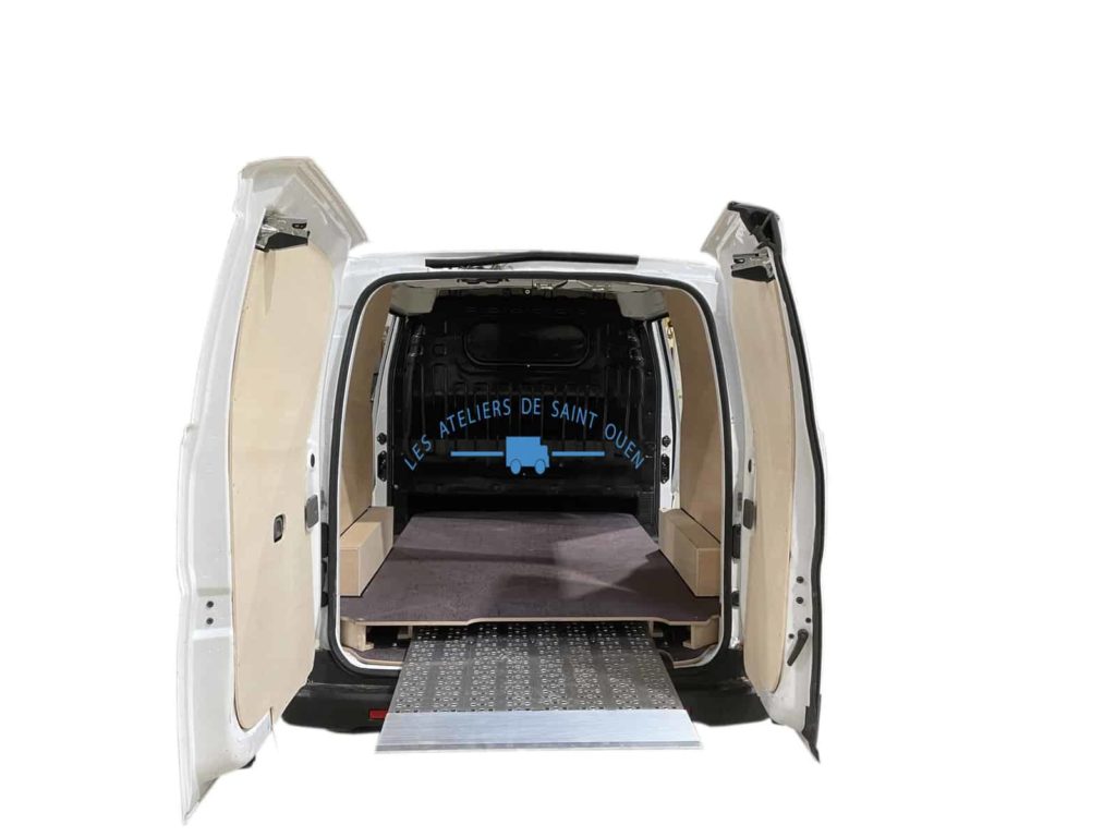 Rampe de chargement amovible coulissante sous le double plancher réalisé en contreplaqué antidérapant