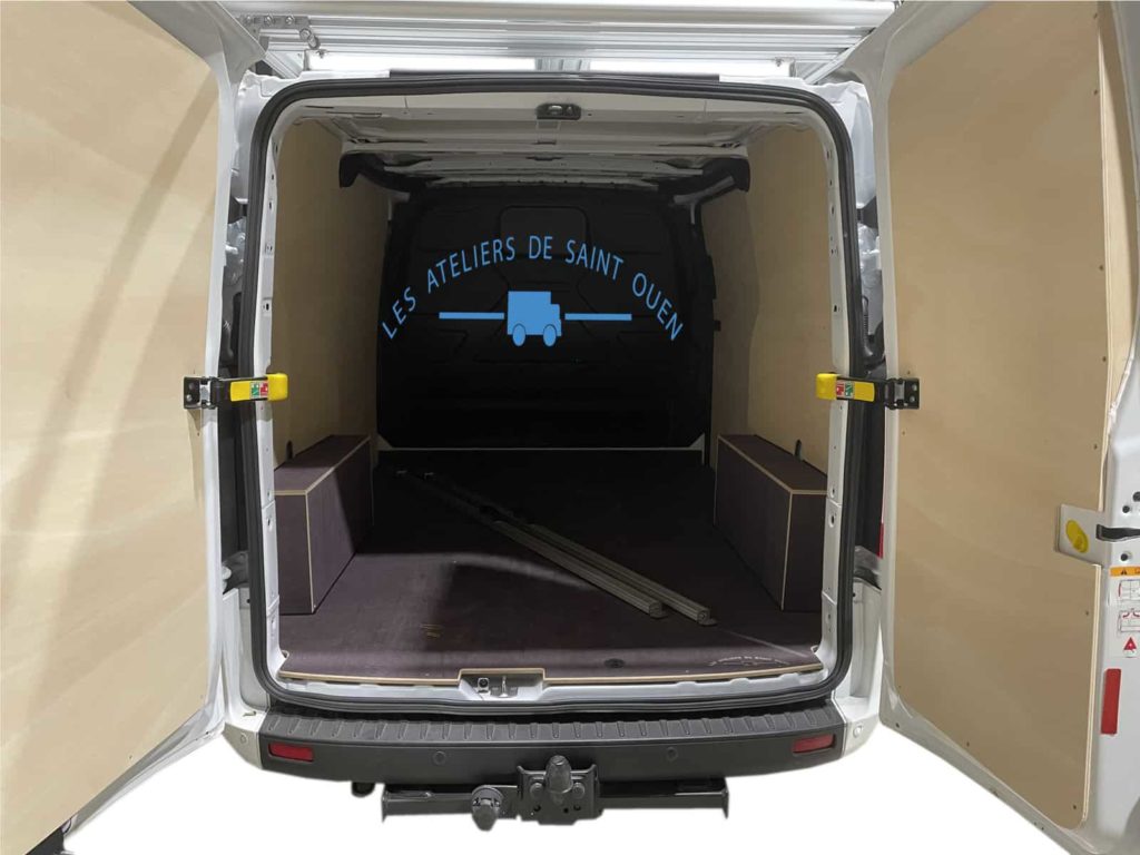 ford custom équipé d'un habillage bois avec plancher antidérapant