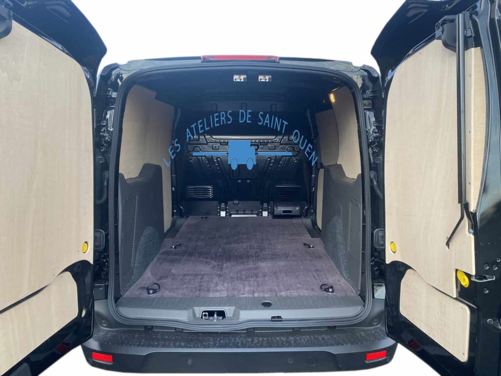 ford connect équipé d'un habillage bois avec plancher antidérapant