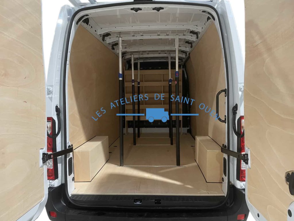 renault master fourgon utilitaire habillé en bois contreplaqué avec plancher et équipé de barres de maintien verticales