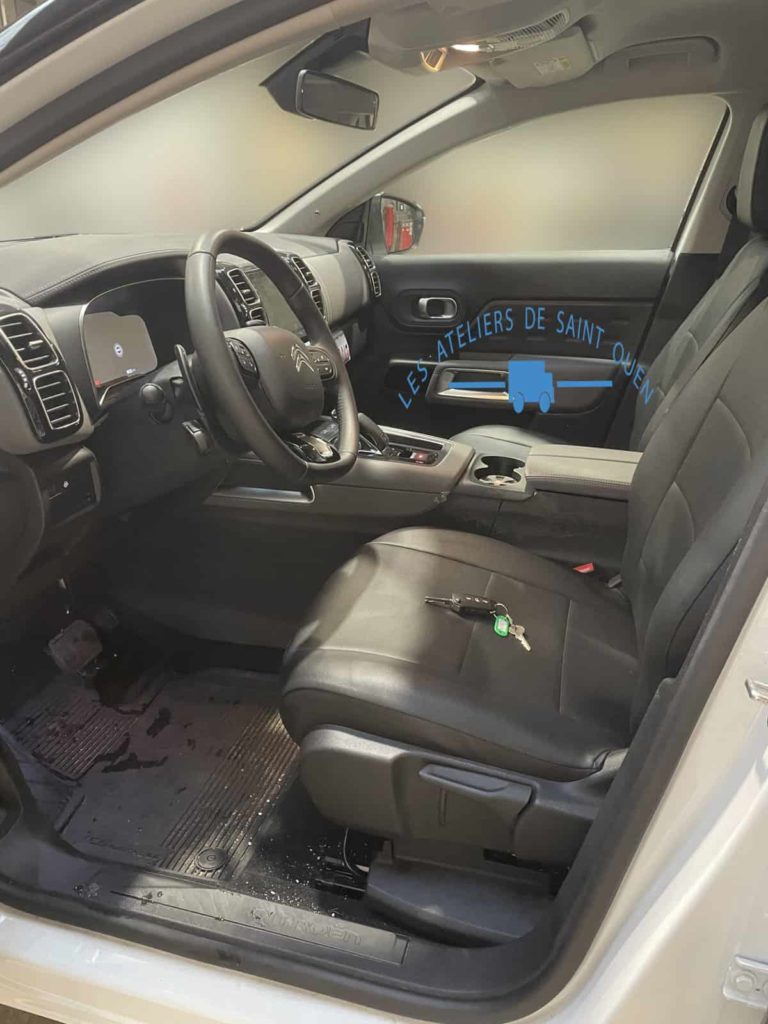 Véhicule citroen C5 aircross pour la police municipale équipé de housses pour protéger les sièges