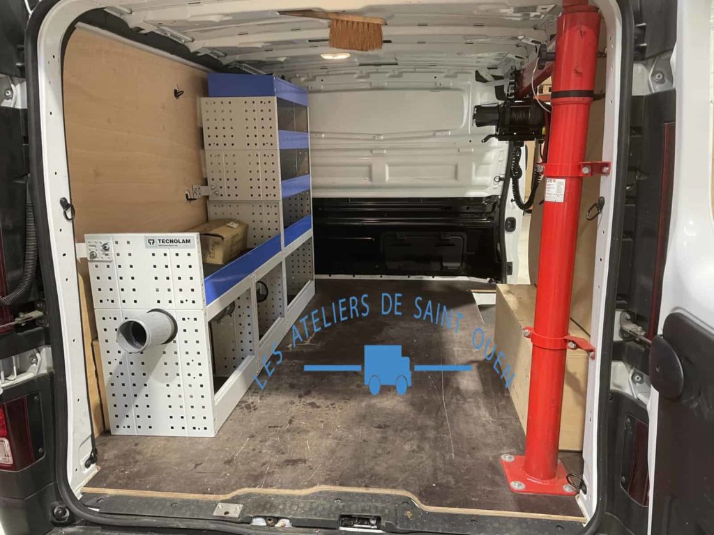 Potence de chargement arkane fixée dans un fourgon renault trafic sur le plancher antidérapant Potence pivotante avec treuil de levage