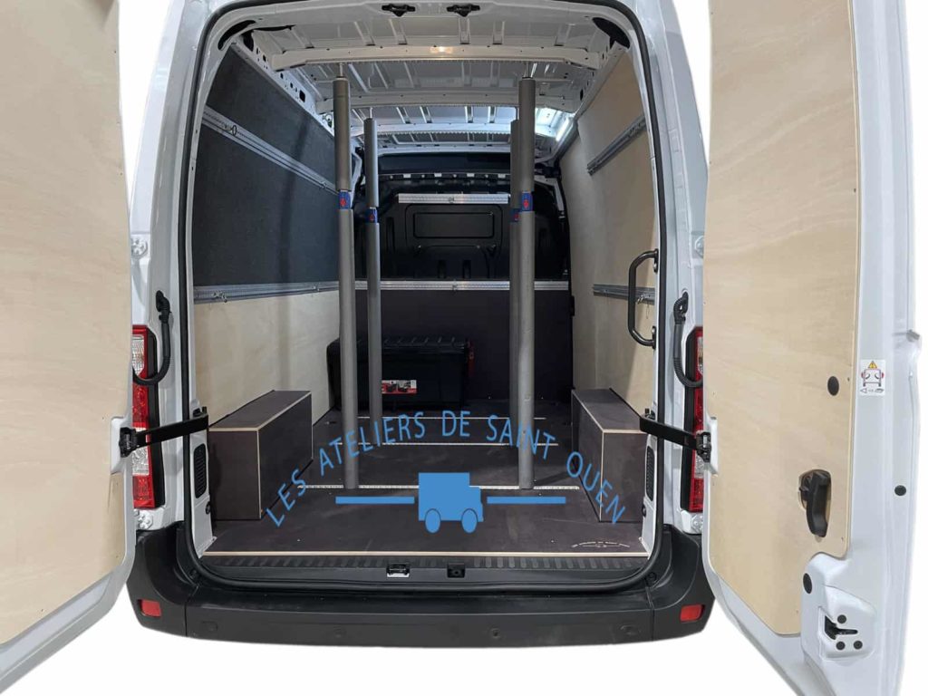 fourgon utilitaire renault master équipé d'un habillage bois avec plancher, de barres de maintien verticales