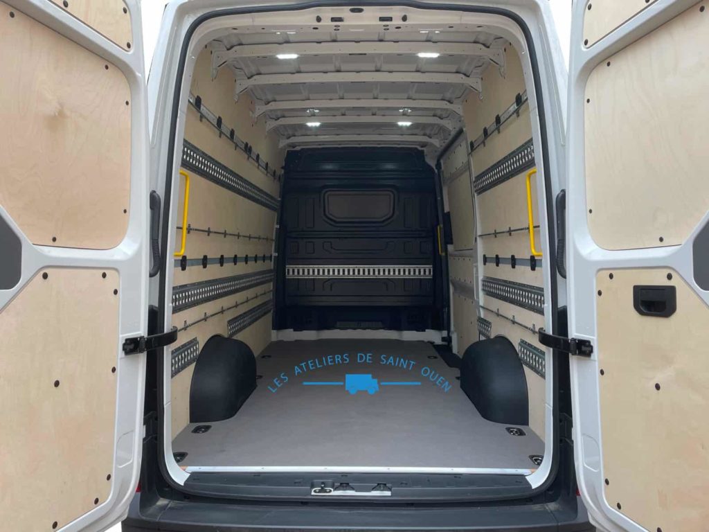 véhicule fourgon de marque man tge équipé de rails d'arrimage sur les latéraux