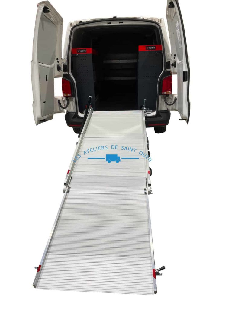 Volkswagen T6 équipé d'une rampe de chargement repliable pivotante