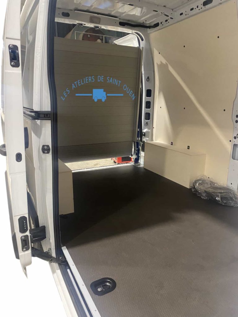 Renault master équipé d'une rampe de chargement repliable pivotante