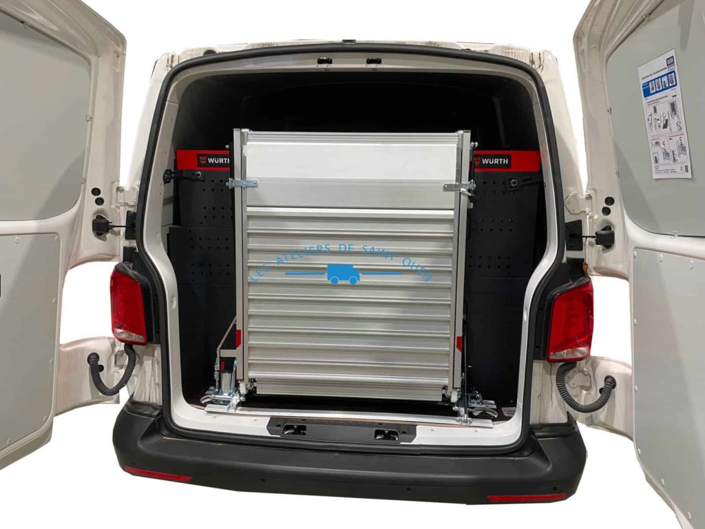 Volkswagen T6 équipé d'une rampe de chargement repliable pivotante