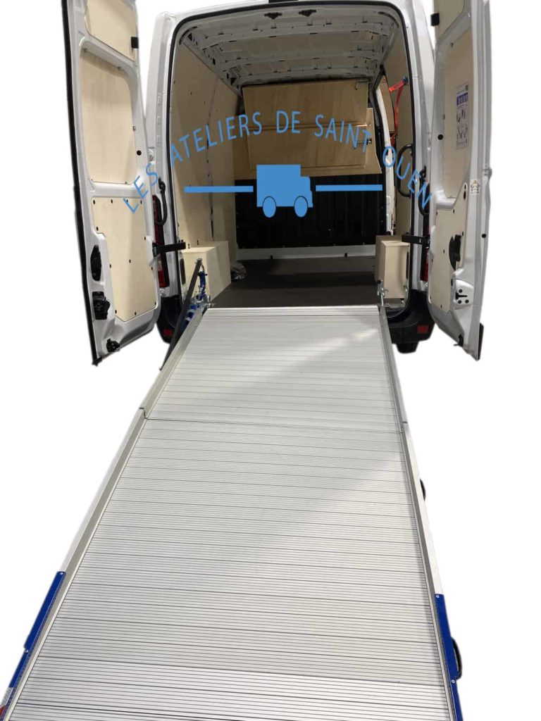 Renault master équipé d'une rampe de chargement repliable pivotante