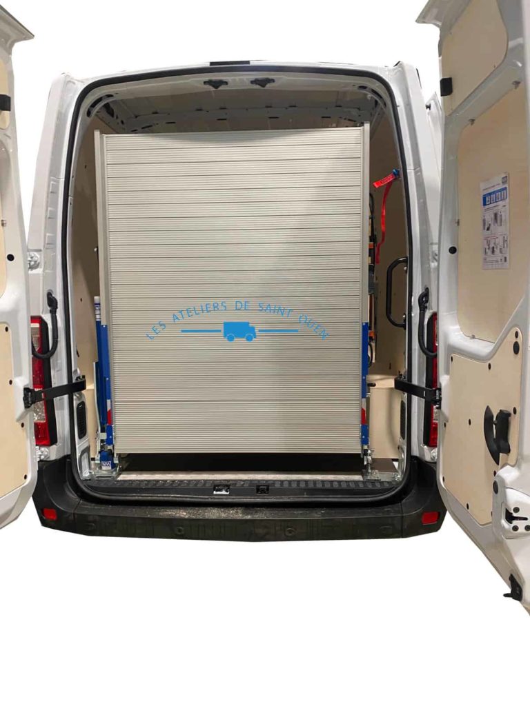 Renault master équipé d'une rampe de chargement repliable pivotante