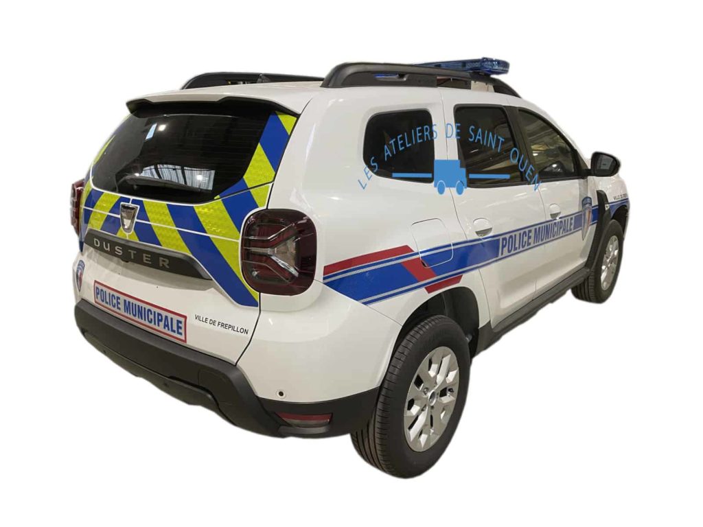 dacia duster équipé en voiture de police municipale avec rampe gyros et sirene, balisage bleu et jaune, sérigraphie de la ville et housses de siège