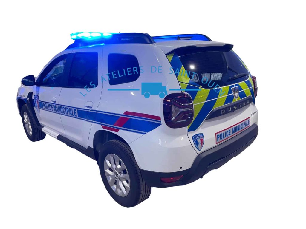 dacia duster équipé en voiture de police municipale avec rampe gyros et sirene, balisage bleu et jaune, sérigraphie de la ville et housses de siège