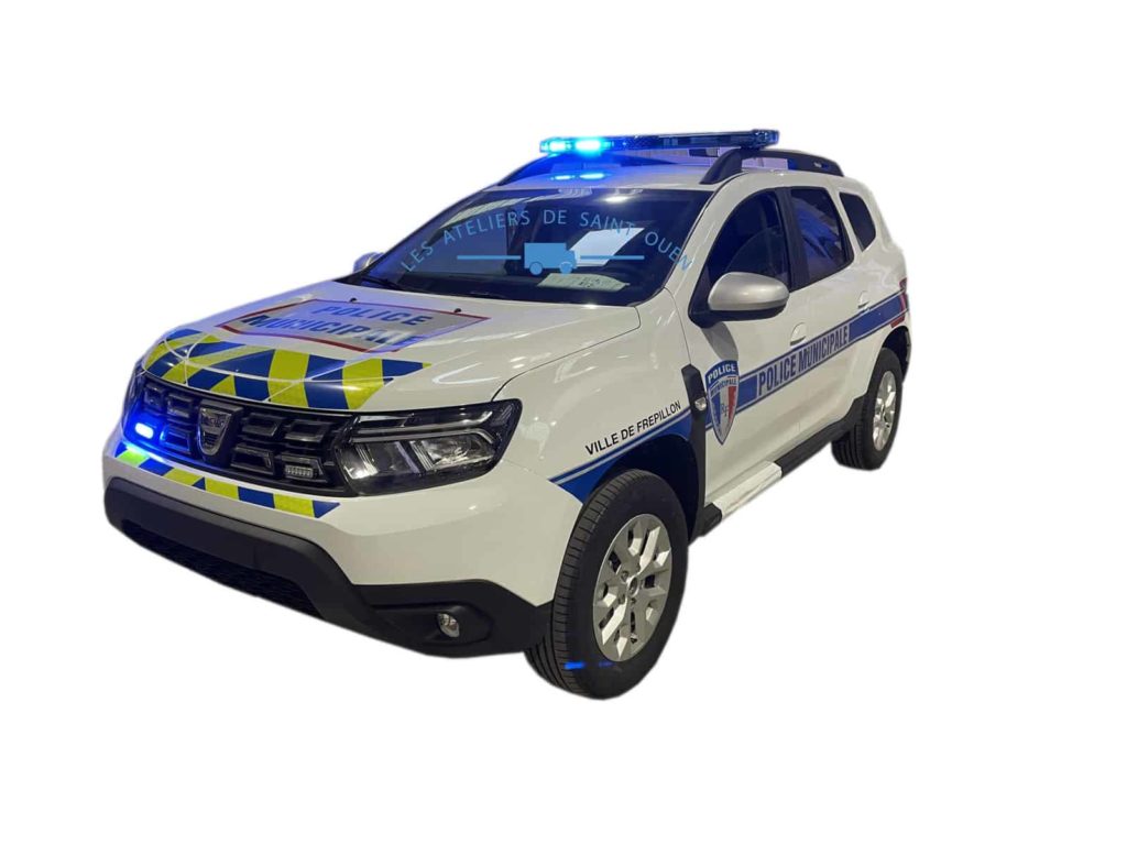 dacia duster équipé en voiture de police municipale avec rampe gyros et sirene, balisage bleu et jaune, sérigraphie de la ville et housses de siège