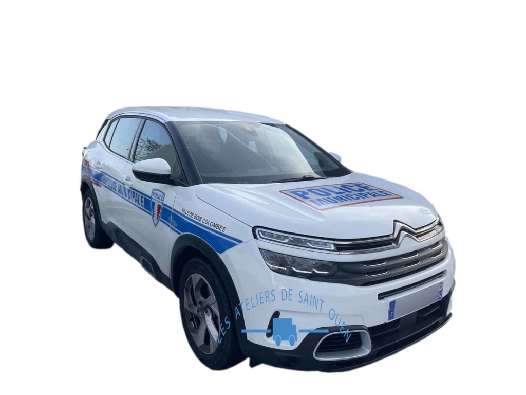 citroen C3 aircross équipé en voiture de police municipale avec rampe gyros et sirene, balisage bleu et jaune, sérigraphie de la ville et housses de siège