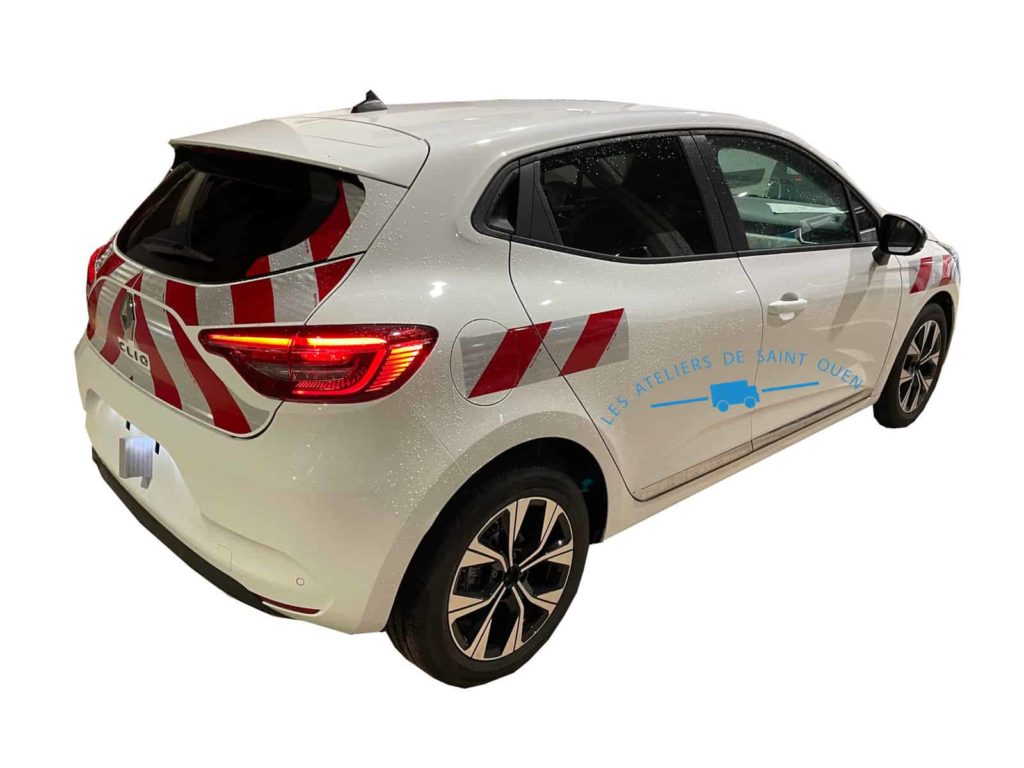 Signalisation de balisage avec bandes réfléchissantes sur renault clio