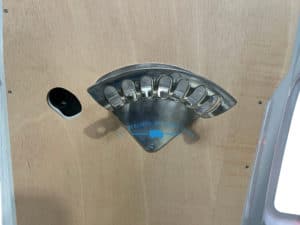 aménagement de véhicule utilitaire avec passe câble fourgon