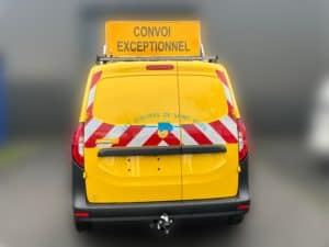 mercedes citan convoi exceptionnel avec panneau led bande refléchissante et attelage lourd