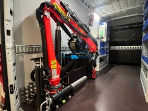 Véhicule atelier mobile avec une grue ranger dans le fourgon partie chargement