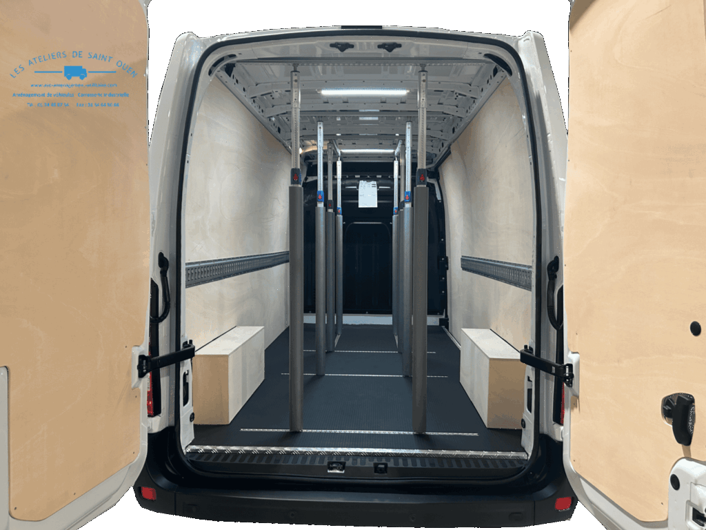 Véhicule équipé d'un habillage bois, avec rails d'arrimages universel et aéros ainsi que barres de maintien et réglette led.