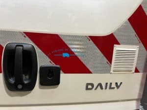 porte arriere iveco new daily avec bande réfléchissante grille aération et serrure mul-t-lock
