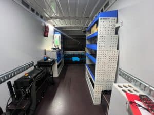 partie intérieur du fourgon avec étagère rail arrimage habillage led et grue
