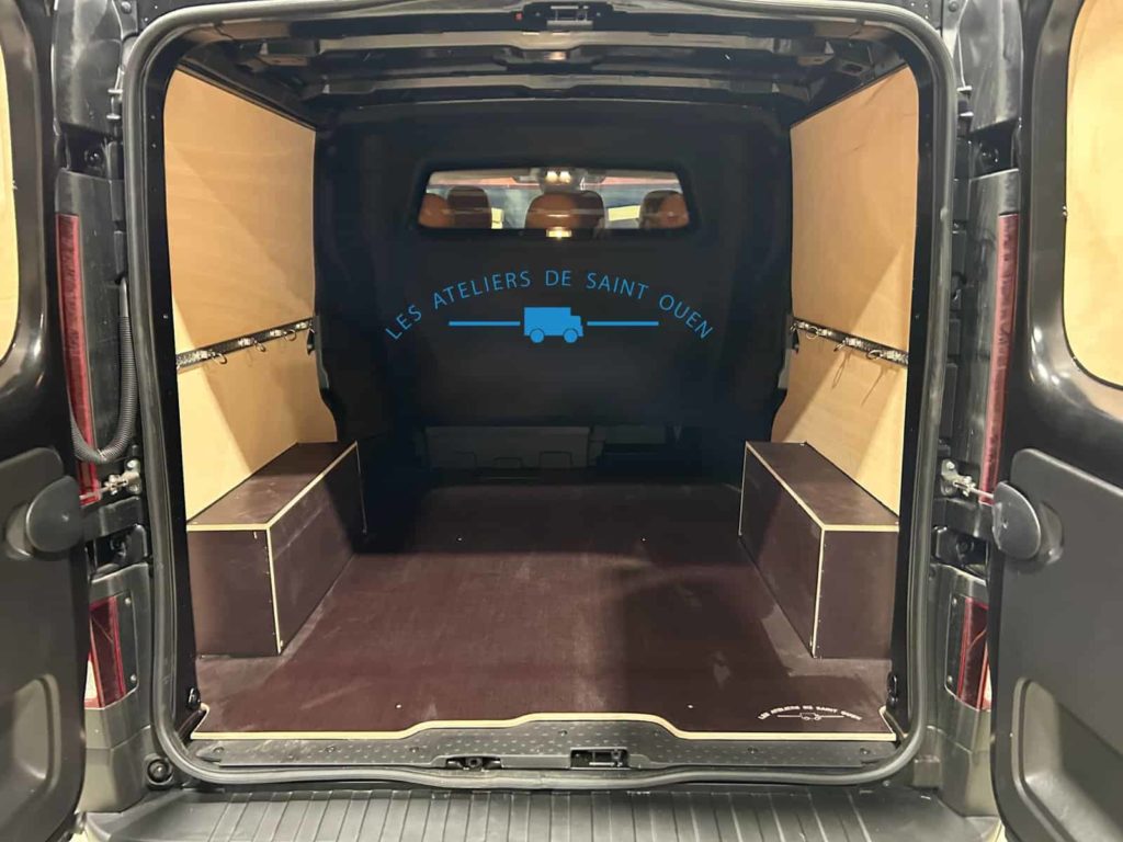 Trafic en cabine approfondie usine avec habillage bois et rails d'arrimage aeros