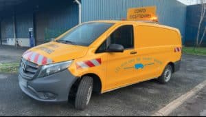 mercedes vito convoi execptionnel avec bande réfléchissante panneau convoi gyrophare led antenne 