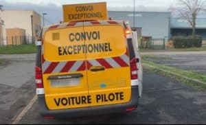 mercedes vito convoi exceptionnel avec bande réfléchissante porte arrière panneau et gyrophare led