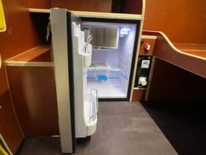Mercedes Vito Convoi exceptionnel équipé d'un frigidaire frigo rangement étagère prise batterie habillage bois