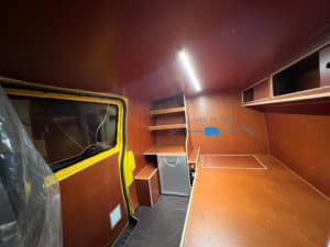 Mercedes Vito Convoi exceptionnel équipé d'une vitre d'un habillage en bois un frigidaire, de rangement et étagère, d'un batterie d'un chauffage de led et un lit