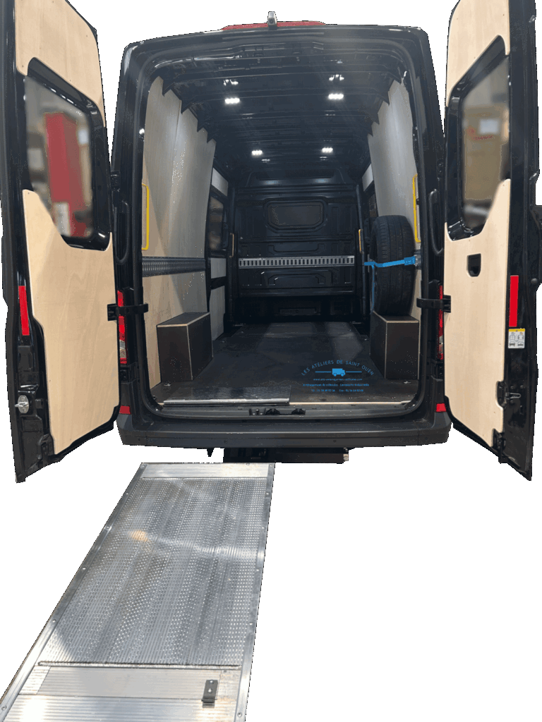 TGE L4H3 aménagé d'une habillage bois complet et plancher antidérapant. Il est également équipé de rails d'arrimage universel et d'un demi hayon.