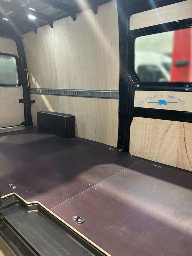 TGE L4H3 aménagé d'une habillage bois complet et plancher antidérapant avec rail d'arrimage universel.