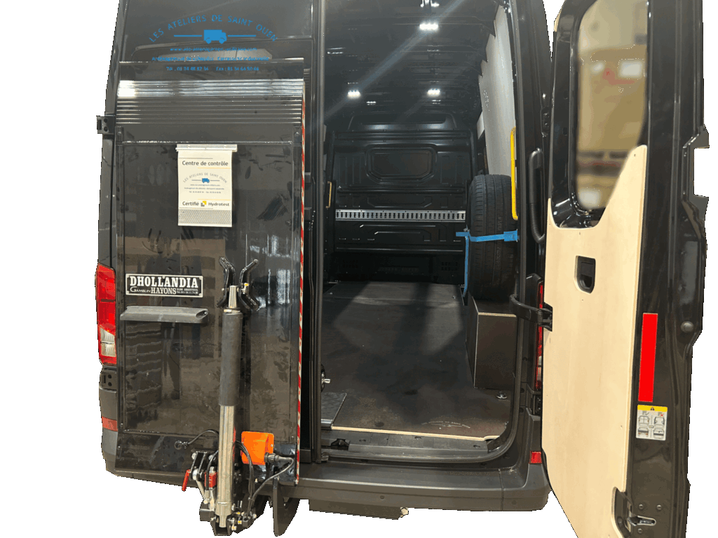 TGE L4H3 aménagé d'une habillage bois complet et plancher antidérapant. Il est également équipé de rails d'arrimage universel et d'un demi hayon.