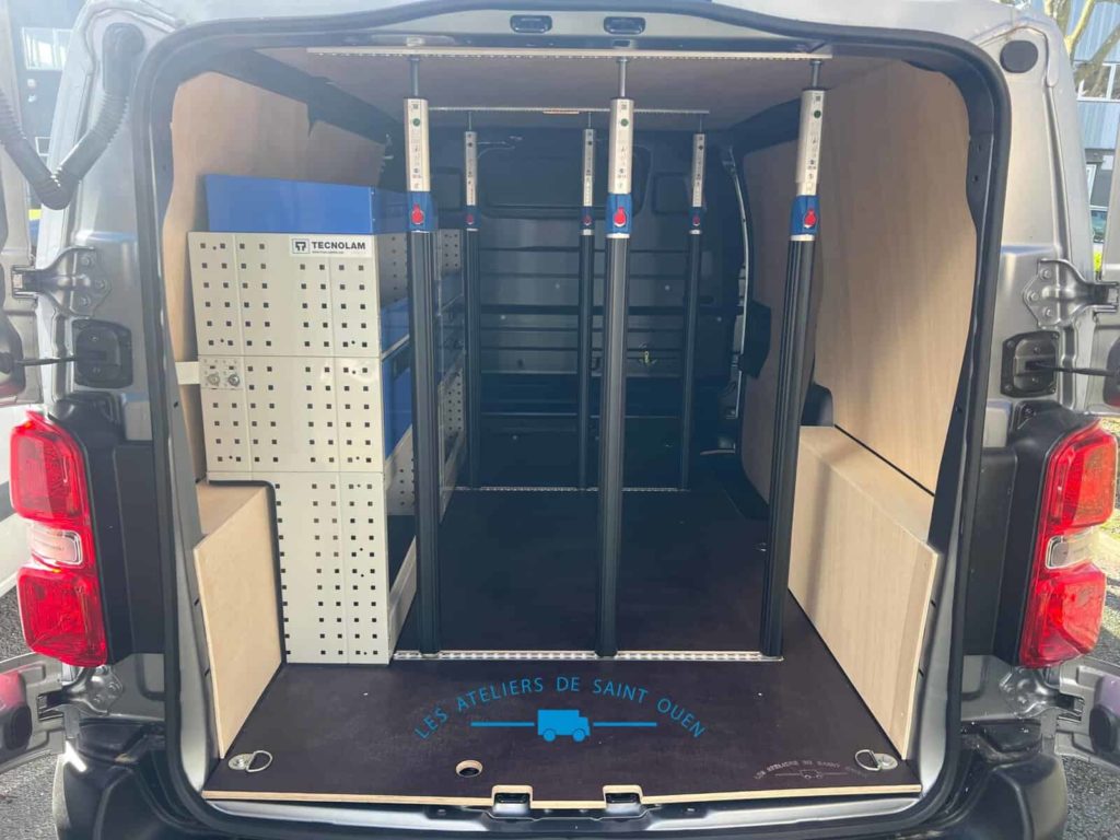 Barre de maintien avec barre télescopique et étagère métallique