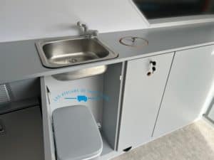 lavabo poubelle d'asri et étagère sur mesure