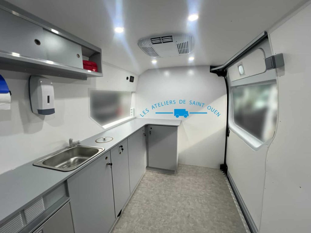 Maraude social pour la croix rouge avec climatisation chauffage frigidaire étagère meuble sur mesure et led