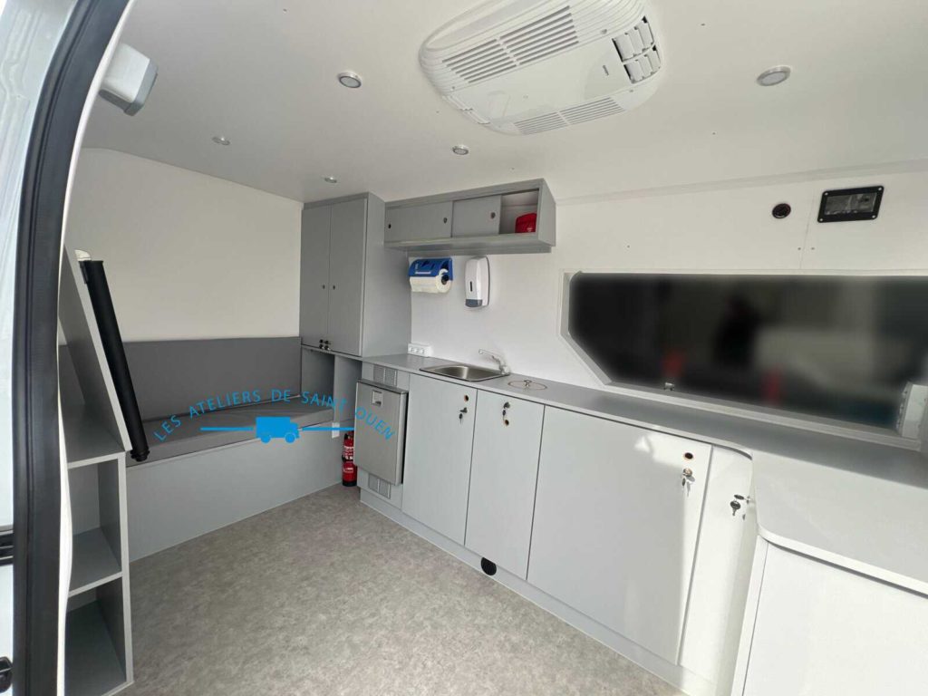 Maraude social pour la croix rouge avec climatisation chauffage frigidaire étagère meuble sur mesure et led